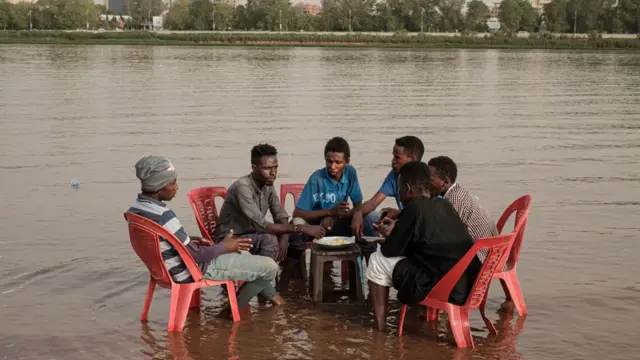 Ụmụịnwoke mba Sudan nọ na-erikọ nri na mmiri 'Tuti island' bụ ebe ebe mmiri 'Blue Nile' na 'White' Nile jekọtara na Khartoum ụbọchị Juun 24, 2019.