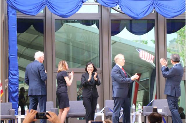 "美国在台协会"新馆于6月12日落成，台湾总统蔡英文（中）于揭幕后与嘉宾鼓掌。