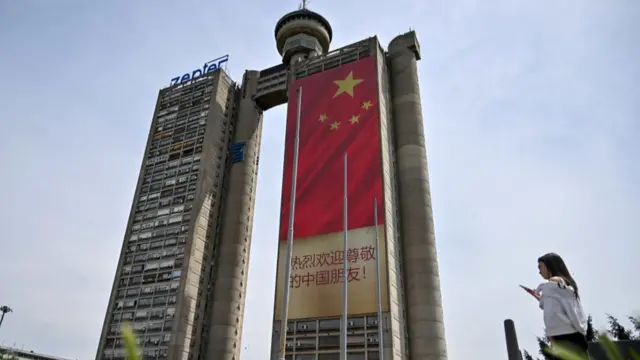 在西城門，也就是人們常說的基尼克斯塔（Genex Tower），整座塔都披上了中國的國旗。