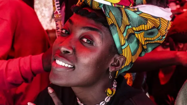 Une vendeuse d'œuvres d'arts devant son stand.