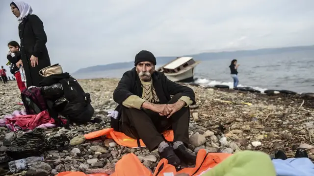 এজিয়ান সাগর পেরিয়ে গ্রীসের লেসবস দ্বীপে পৌঁছেছেন এক কুর্দি পরিবার, ২৫-১১-২০১৫।