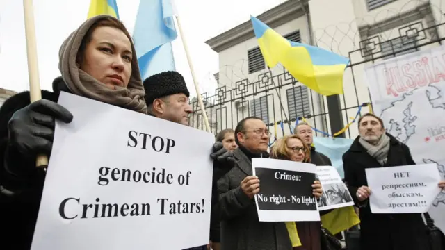 Акция в поддержку крымских татар перед российским посольством в Киеве в 2015 году