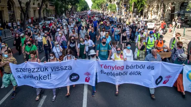 Biểu tinh ở Budapest 05/05/2021 phản đối chính phủ cho TQ xây phân viện ĐH Phục Đán, Thượng Hải ở Hungary