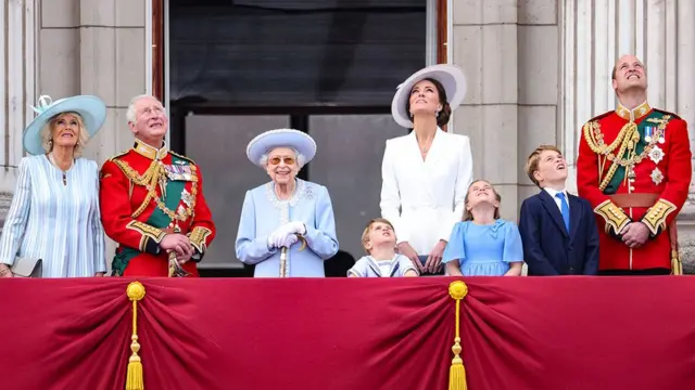 Kraliçe 2. Elizabeth Buckingham Sarayı balkonunda