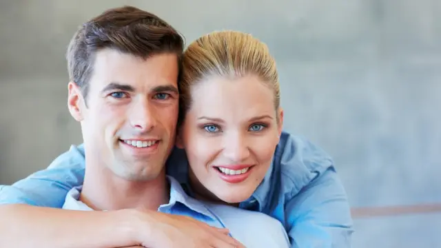 Pareja de jóvenes con ojos azules