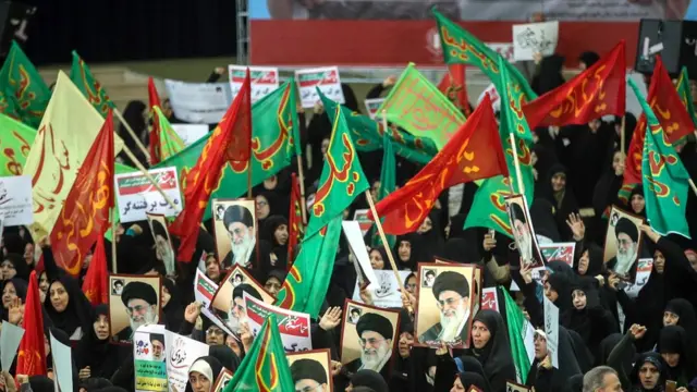 Tahran'da İmam Humeyni Camii çevresinde rejim yanlıları destek gösterisi düzenledi.