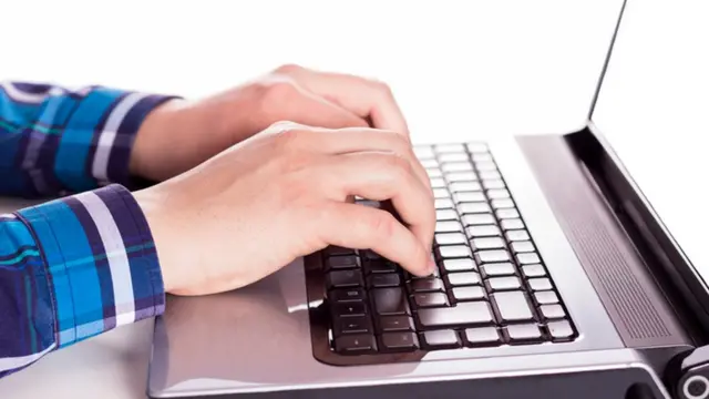 شخص يكتب على لوحة مفاتيح جهاز الكمبيوتر المحمول