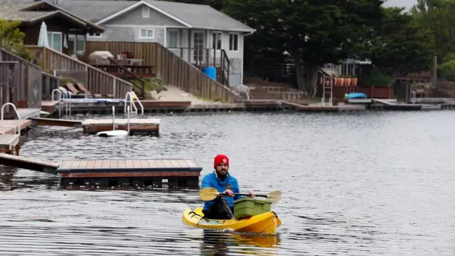 L'élévation du niveau de la mer pourrait bientôt submerger les établissements côtiers de faible altitude, comme Stinson Beach en Californie.