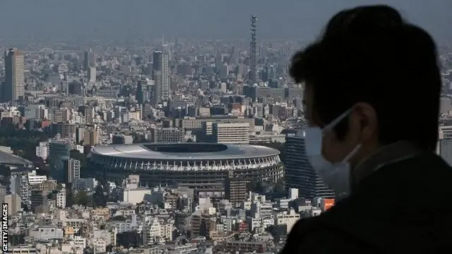 د پرانستې مراسم د توکیو اولمپیک سټیډیم کې دي.