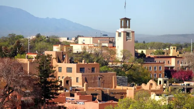 عرفت مدينة سانتا فيه، التي كانت مستعمرة إسبانية، بمباني الطوب اللبن والمعارض الفنية