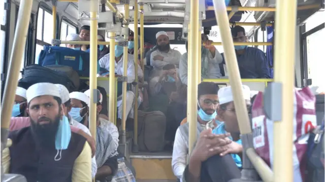 করোনাভাইরাস সংক্রমণের উপসর্গ রয়েছে এমন মুসল্লিদের তাবলীগ জামাতের সদরদপ্তর থেকে বাসে করে সরিয়ে নিয়ে আইসোলেশনে রাখা হয়।