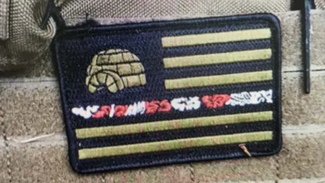 Esta insignia con símbolos característicos del movimiento "Boogaloo" fue hallado en un chaleco que estaba en la camioneta sospechosa hallada en Santa Cruz.