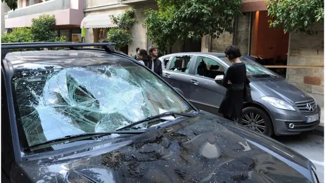 সব দেশেই বিক্ষোভকারীরা তাদের রাগ ঝাড়েন রাস্তায় গাড়ি ভেঙ্গে