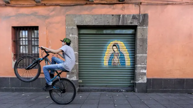 Menino anda7games baixar galeria apkbicicleta na frente da Casa Xochiquetzal