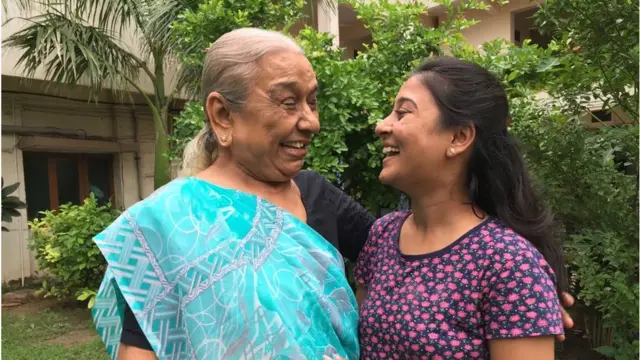 દાદી પૌત્રીની તસવીર