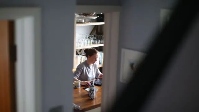 أظهرت دراسة أُجريت في الصين قبل سنوات أن إنتاجية العاملين زادت بنسبة 13 في المئة عندما عَمِلوا من المنزل يوما واحدا في الأسبوع