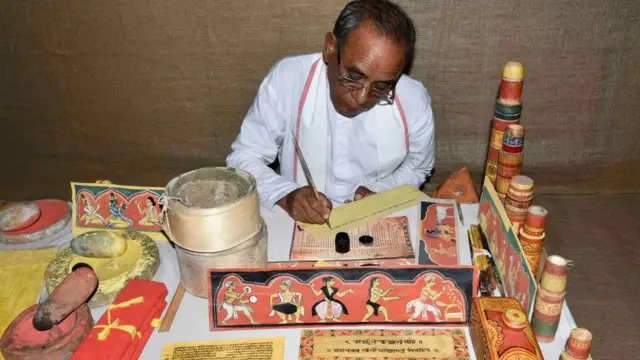 আসামের শঙ্করদেব কলাক্ষেত্রে পুঁথি রচনায় ব্যস্ত একজন হিন্দু শাস্ত্রজ্ঞ। জুন, ২০১৯