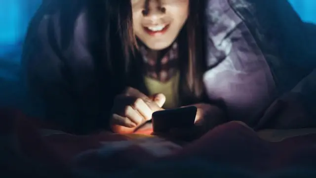 telefon kullanan kadın