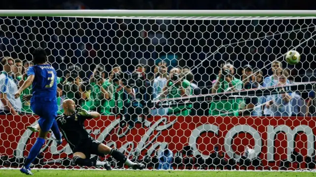 Fabio Grosso anota el penalti decisivo en la final de Alemania 2006.