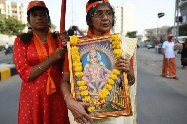 Mujer sostiene una imagen de Ayaappa durante una protesta pacífica contra la decisión de la Corte Suprema de India que permitía la entrada a mujeres al templo de Sabarimala en Kerala, en el área de Ahmedabad, en Naroda, el 14 de octubre de 2018.