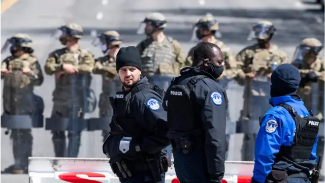 கேபிடல் போலீசாரும், நேஷனல் கார்டு ட்ரூப்ஸ் படையினரும்.