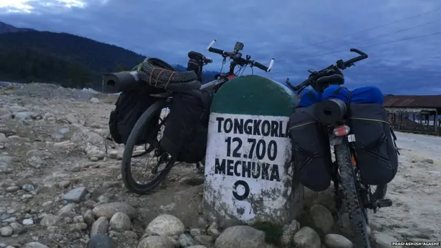 मेन्चुकाला पोहोचले तेव्हा सायंकाळचे पाच वाजले होते.