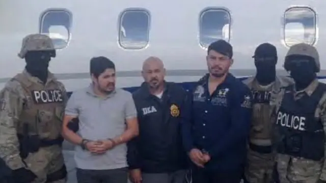 Efrain Antonio Campo Flores (trái) và Franqui Francisco Flores de Freitas (phải) sau vụ bắt giữ ở Haiti