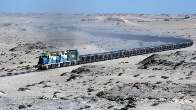 Маршрут поезда проходит среди барханов Сахары