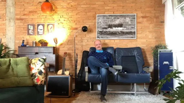 Daniel Lieff em seu novo apartamento