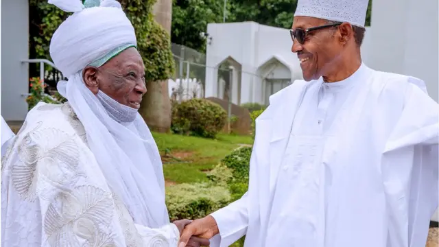 Mutanen Daura; Mai Martaba Sarkin Daura yayin da yake gaisawa da Shugaba Buhari