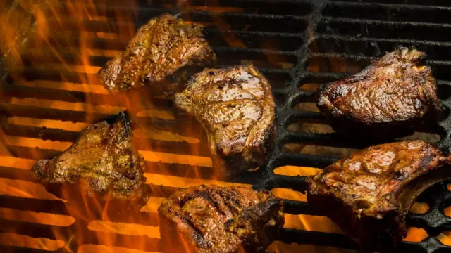 Куски мяса на решетке гриля