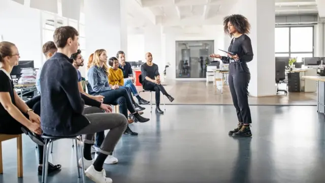 إذا برع الموظفون في وظائفهم، فغالبًا ما يحرص المديرون على ترقيتهم، حتى لو لم يكن هذا ما يريدونه حقًا