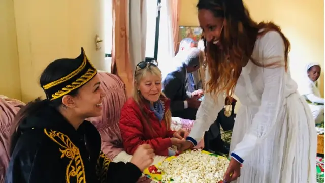 እልፍነሽ ምስ ኣዲኣ