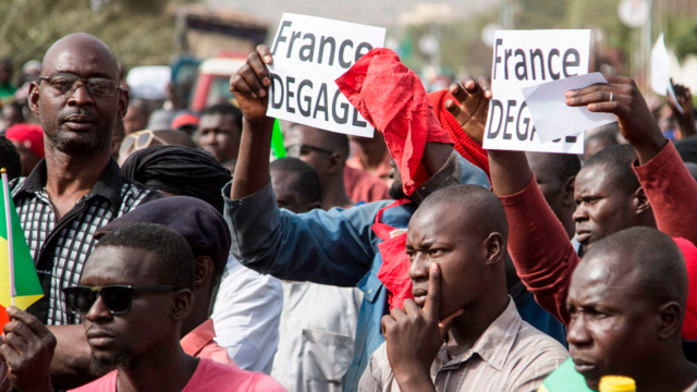 Des personnes tiennent des pancartes sur lesquelles on peut lire en français : "la France dégage" lors d'une manifestation contre les forces françaises et onusiennes basées au Mali à Bamako - 10 janvier 2020