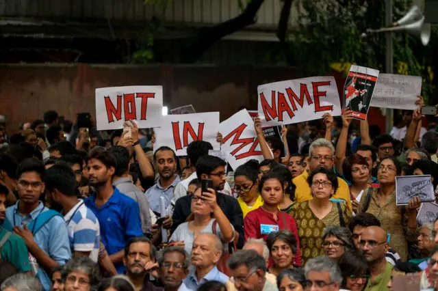 Manifestantes indios sostienen pancartas que dice 'No en mi nombre' en una protesta en Delhi en junio de 2017.