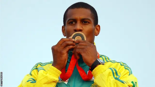 Le canoéiste togolais Benjamin Boukpéti embrasse la médaille de bronze qu'il a gagnée aux Jeux olympiques de Pékin en 2008