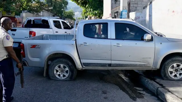 Una camioneta ametrallada.