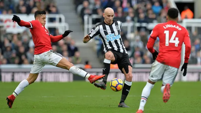 Alexis nke onye Man U na-azọ bọọlụ n'aka Jonjo Shelvey onye Newcastle