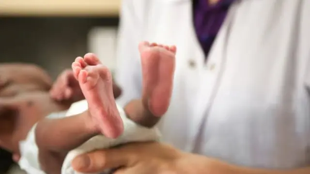 Criança sendo avaliada por médico