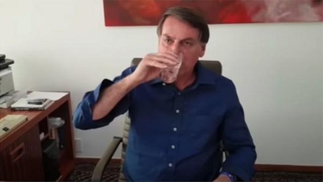 Bolsonaro bebe copo de água com comprimido de hidroxicloroquina