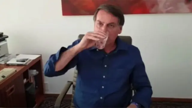 Bolsonaro bebe coposportytrader jogos de hojeágua com comprimidosportytrader jogos de hojehidroxicloroquina