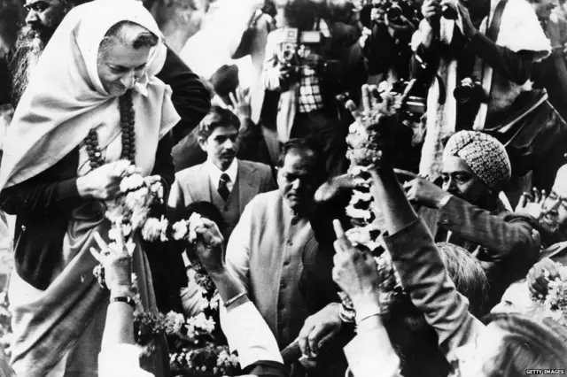 લોકોનું અભિવાદન ધીલી રહેલા ઇંદિરા ગાંધી