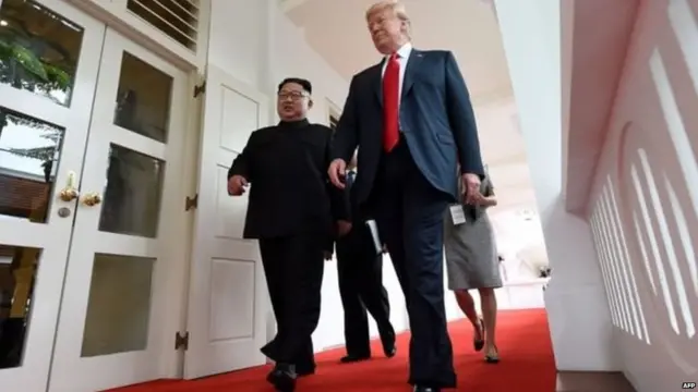 सिंगापुर के कैपेला होटल में साथ-साथ चलते ट्रंप और किम