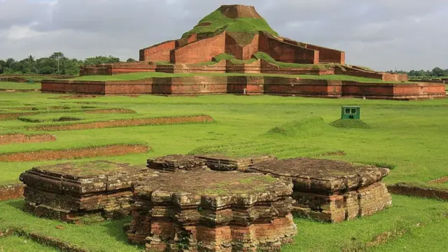 নওগাঁতে পাহাড়পুরের প্রাচীন বৌদ্ধবিহারের ধ্বংসাবশেষ। এই সোমপুর বৌদ্ধবিহার প্রতিষ্ঠা করেছিলেন পালবংশীয় রাজা ধর্মপাল সপ্তম শতাব্দীতে।