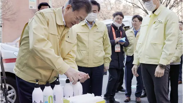 현장 점검에 나선 문재인 대통령이 5일 오전 서울 성동구보건소를 찾아 손 소독제로 소독하고 있다