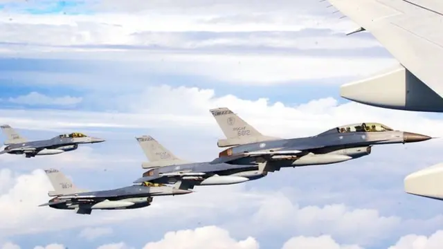 總統蔡英文搭乘專機展開9天8夜的「英捷專案」，國軍派出4架F16戰機護航專機。