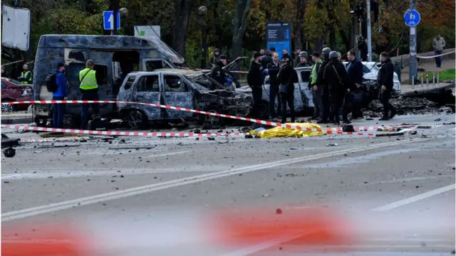 রাশিয়ার সেনাদের রকেট হামলায় ক্ষতিগ্রস্ত গাড়ি তদন্ত করছে ইউক্রেনের নিরাপত্তা বাহিনী
