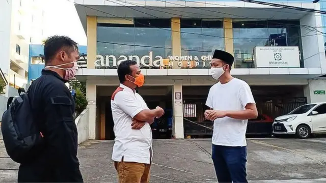 Wagub Sulsel Andi Sudirman Sulaiman saat meninjau kondisi Ervina di RS Ananda Makassar.