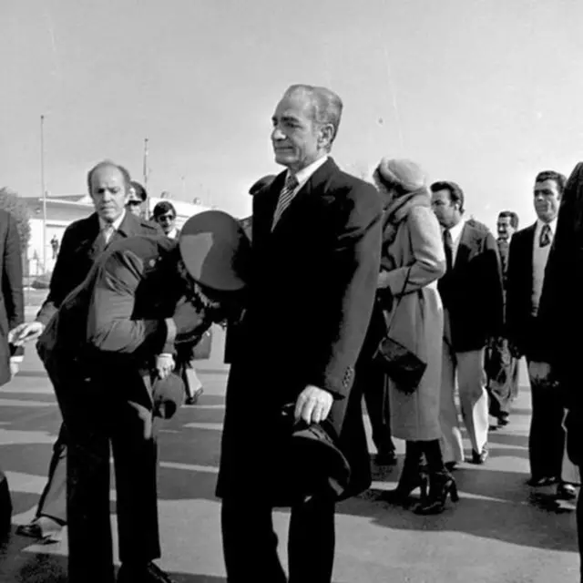 تعدادی از مقام‌های نظامی و حکومتی در هنگام خروج شاه از ایران به او ابراز وفاداری کردند