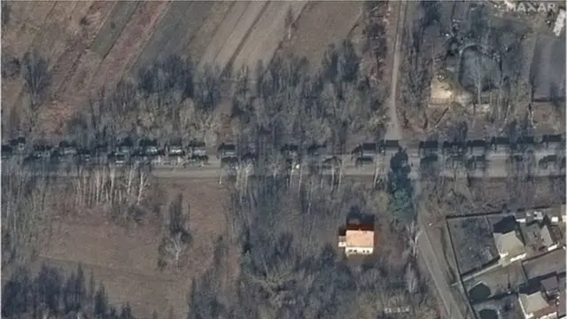 কিয়েভের কাছে এসে থমকে যাওয়া দীর্ঘ রুশ কনভয়। যুদ্ধের শুরুতে অনেক ভেতরে ঢুকে গেলেও পরে রুশ বাহিনীকে পিছু হঠতে হয়।